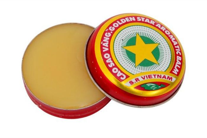  5. Cao sao vàng. Cao sao vàng là một sản phẩm "huyền thoại" của hệ thống y tế Việt Nam Dân chủ Cộng hòa. Đây là loại cao bôi được chứa trong hộp nhỏ dễ mang trong người, có tác dụng làm nóng, trị nhức đầu, sổ mũi, cảm cúm, chóng mặt... rất hữu dụng trong việc bảo vệ sức khỏe của người lính. Ảnh: Wikipedia.
