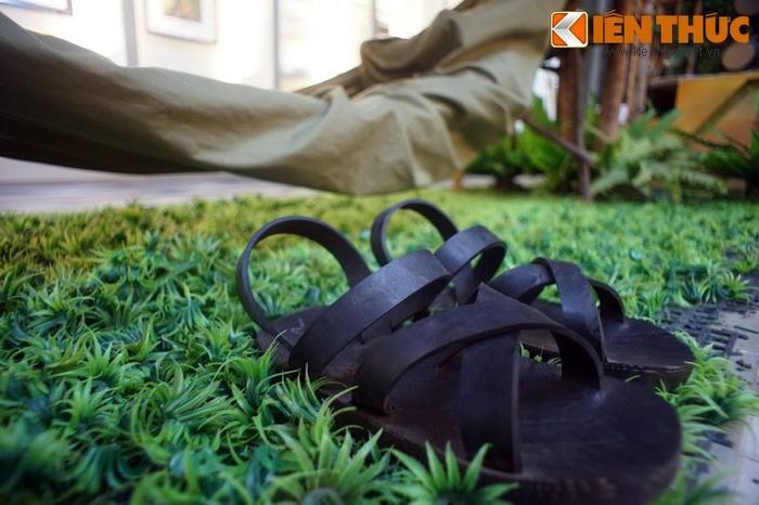  2. Dép lốp. Không ít đôi dép lốp đã hành quân cùng người chiến sĩ bộ đội Cụ Hồ xẻ dọc dãy Trường Sơn vào Nam đánh Mỹ.