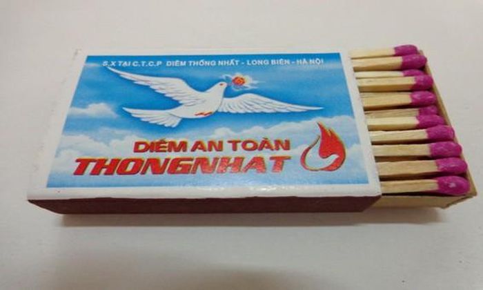  3. Diêm Thống Nhất. Dụng cụ tạo lửa là vật dụng không thể thiếu trong các cuộc hành quân. Trong hoàn cảnh bật lửa đốt bằng xăng là "của hiếm", những bao diêm Thống Nhất trở thành bạn đồng hành của nhiều chiến sĩ trên chặng đường cứu nước. Ảnh: Diêm Thống Nhất.