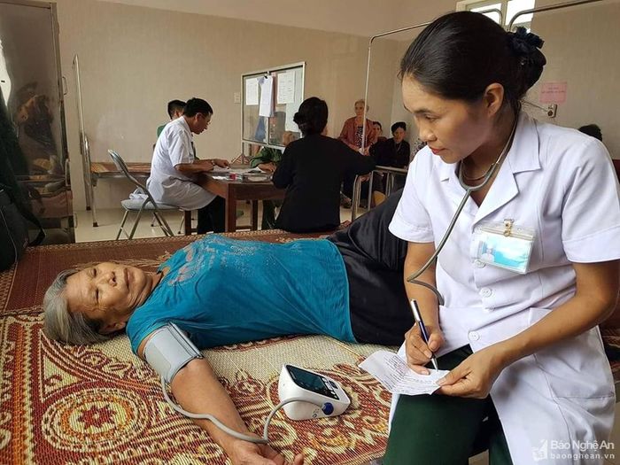 Các đơn vị còn phối hợp với địa phương tổ chức các hoạt động trao tặng quà, khám chữa bệnh, cấp phát thuốc miễn phí cho người dân là đối tượng chính sách, người có công với cách mạng và người có hoàn cảnh khó khăn trên địa bàn. Trong ảnh: Y, bác sĩ Lữ đoàn 414 khám chữa bệnh cho người dân tại xã Nam Lộc. Ảnh: Hoàng Hải
