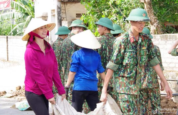 Xem dân vận là một nhiệm vụ quan trọng, thời gian qua, các đơn vị quân đội đã chủ động phối hợp với các xã trên địa bàn thực hiện tốt các đợt dân vận, góp phần chung tay với các địa phương trong quá trình xây dựng nông thôn mới. Trong ảnh: Cán bộ, chiến sĩ Lữ đoàn 414 giúp dân làm giao thông nông thôn tại xã Nam Lộc. Ảnh: CBHV