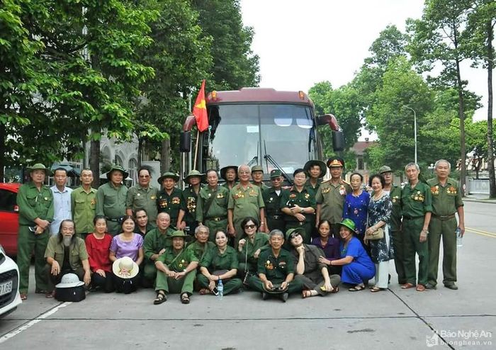 Huyện Nam Đàn không chỉ là địa bàn đóng quân mà còn là nơi thành lập một số đơn vị quân đội thời chiến tranh. Hàng năm, những chuyến hành hương "về nguồn" đầy xúc động của các cựu chiến binh càng tỏa sáng tình cảm quân dân trên quê Bác