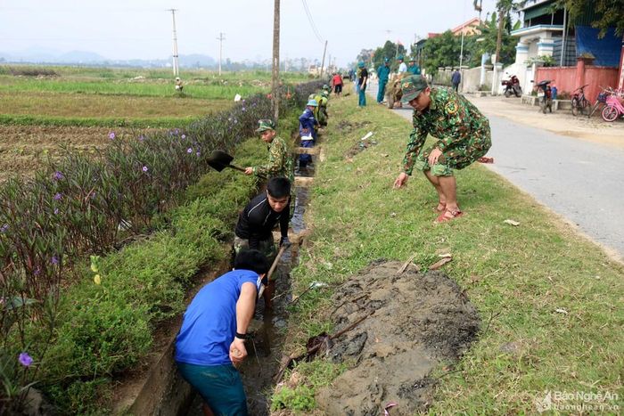 Huyện Nam Đàn là địa bàn đứng chân của nhiều đơn vị quân đội: Trường Quân sự Quân khu 4, Lữ đoàn công binh 414, Tiểu đoàn trinh sát 12, Lữ đoàn thông tin 80... Hàng năm, các đơn vị quân đội thường xuyên phối hợp với địa phương tổ chức nhiều hoạt động có ý nghĩa thiết thực. Trong ảnh: Học viên Trường Quân sự Quân khu 4 tham gia lao động nạo vét kênh mương tại xã Nam Anh.