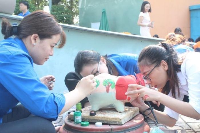 Các đội thi tham gia phần thi vẽ tranh trên heo đất tuyên truyền về an toàn giao thông (Ảnh: Nga Sơn)