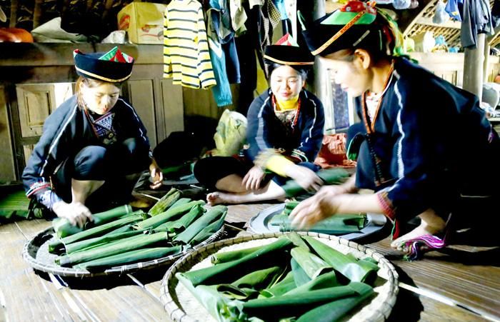 Bánh dày được đặt ngay ngắn vào những cái mẹt lớn để mọi người cùng thưởng thức.