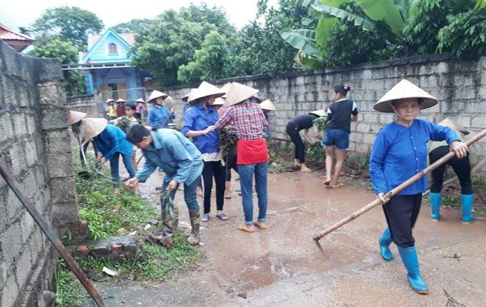 Người dân xóm Bảo Nang ra quân trồng hoa, vệ sinh đường làng ngõ xóm.
