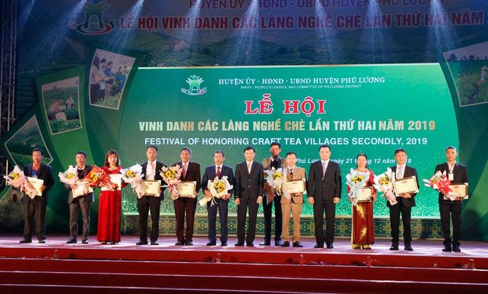 Ban Tổ chức tôn vinh và trao chứng nhận cho 11 làng nghề chè tiêu biểu, làng nghề chè tiêu biểu xuất sắc.