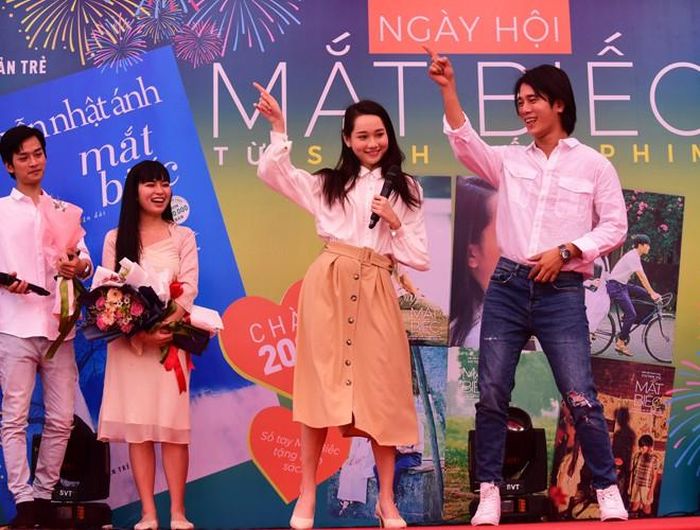  Diễn viên Trúc Anh (vai Hà Lan) và Trần Phong (vai Dũng) đã bất ngờ “chiêu đãi” mọi người bằng một vũ điệu disco sôi động, tái hiện cảnh quay họ cùng đi vũ trường trong phim. Màn múa duyên dáng này nhận được sự tán thưởng và cổ vũ nồng nhiệt từ mọi người. 