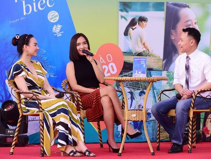  Bàn tròn “Mắt Biếc từ sách đến phim” với các khách mời trò chuyện về chủ đề này: nữ diễn viên Đinh Ngọc Diệp, ca sĩ Phan Lê Ái Phương và nhà báo Trung Nghĩa - cây bút viết về điện ảnh và bình luận phim ảnh trong nhiều năm qua. Diễn viên Đinh Ngọc Diệp cho biết: “Tôi đã đọc Mắt Biếc từ thuở nhỏ và yêu tác phẩm này đến mức gần như thuộc lòng. Vì vậy Diệp rất hạnh phúc khi tác phẩm văn học này được chuyển thể thành phim và tái hiện câu chuyện qua ngôn ngữ điện ảnh”. Ca sĩ Phan Lê Ái Phương thì hết lời khen ngợi nhạc phim Mắt Biếc và các ca khúc trong phim, nổi bật là “Có chàng trai viết lên cây” mang giai điệu trữ tình, da diết rất hợp với chuyện phim. 