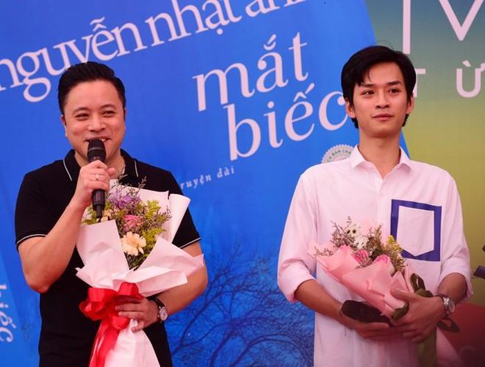  Đạo diễn Victor Vũ và diễn viên Trần Nghĩa (vai Ngạn) giao lưu trên sân khấu. Nhớ lại quá trình làm bộ phim, đạo diễn Victor Vũ thừa nhận anh gặp rất nhiều khó khăn và áp lực vì Mắt Biếc là tác phẩm quá nổi tiếng và được nhiều yêu thích. Bù lại, Victor Vũ cho rằng đoàn phim cũng gặp nhiều điều may mắn, nhất là trong quá trình quay phim thời tiết miền Trung rất thuận lợi cho các cảnh quay ngoài trời, các diễn viên trẻ thể hiện được vai diễn của họ một cách xuất sắc… 