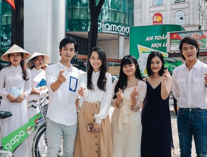  Các nữ sinh trong tà áo dài và nón lá giới thiệu sách Mắt Biếc cùng các diễn viên phim. 