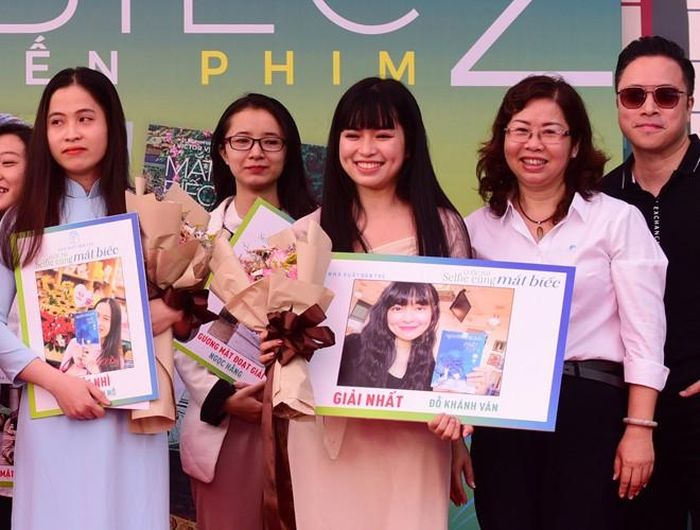  Một bất ngờ và hạnh phúc dành cho nữ diễn viên Khánh Vân (vai Trà Long) là cô nhận được Giải nhất cuộc thi ảnh qua mạng xã hội “Selfie cùng Mắt Biếc” do NXB Trẻ tổ chức trong gần nửa năm qua và nhận được rất nhiều ảnh đẹp từ mọi bạn đọc yêu sách. 