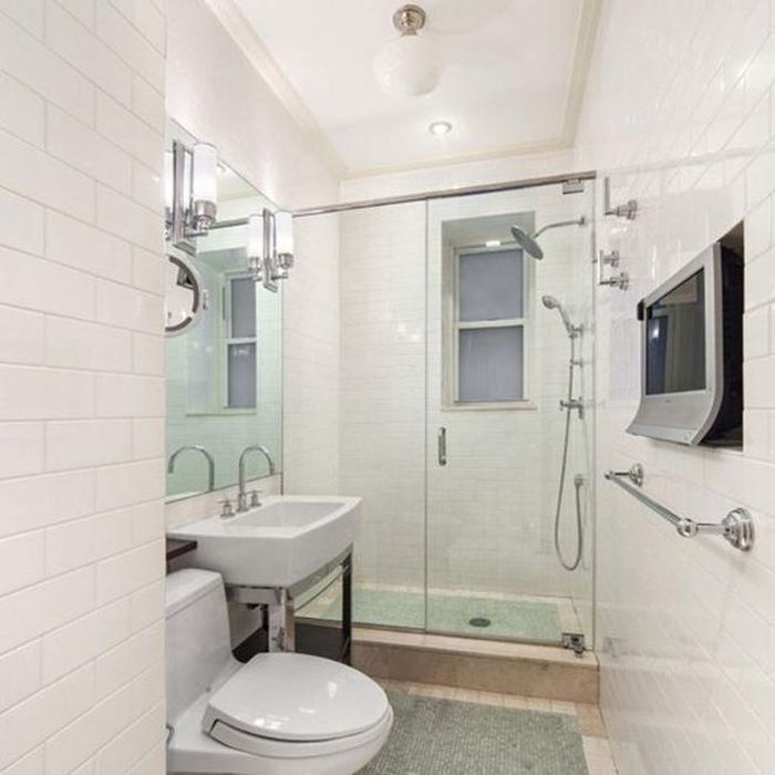Phòng tắm chính với những bức tường cao cấp được trang bị đầy đủ các tiện nghi hiện đại, cao cấp.