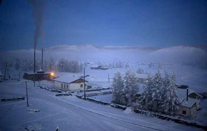 Ngôi làng Tomtor trong thung lũng Oymyakon nằm tại độ cao khoảng 750 m so với mực nước biển. "Oymyakon" có nghĩa là "nước không đóng băng". Tuy nhiên, ngay cả rượu cũng có thể đóng băng ở đây. Hầu hết các ngôi nhà vẫn đốt than và gỗ để sưởi ấm, sở hữu một số tiện nghi hiện đại như các nơi khác. Ảnh: Sputnik news.