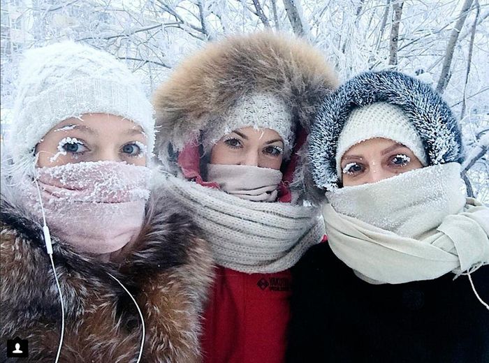 Ngôi làng lạnh giá gồm 500 cư dân sinh sống. Vào mùa đông, ở Oymyakon chỉ có 3 tiếng xuất hiện ánh sáng, thời gian còn lại trời tối, lớp băng tuyết phủ dày đặc xung quanh. Tuy nhiên, người dân vẫn đi làm và đến trường trừ khi nhiệt độ xuống dưới âm 52 độ C. Ảnh: CBS News.