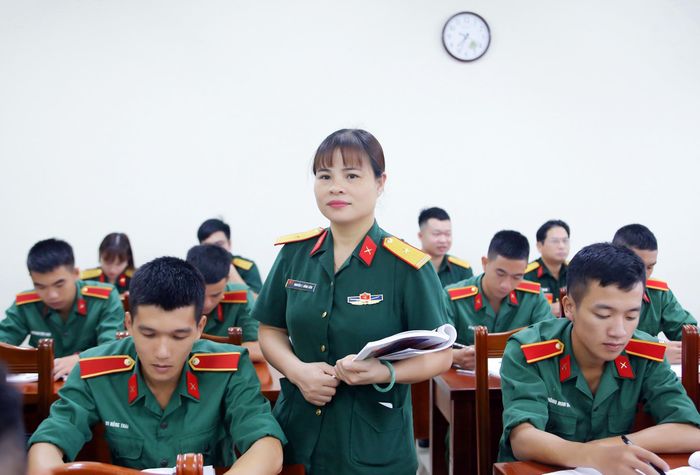 Thiếu tá, Thạc sĩ Nguyễn Thị Hồng Liên trong một tiết giảng bài trên lớp.