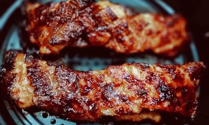 Cá mè nướng ướp bằng gói sốt thịt nướng. Ảnh: T.T.