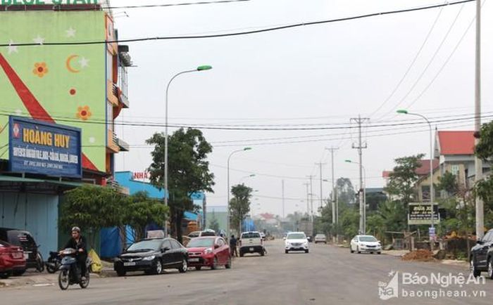 Một tuyến đường ở xã Hưng Lộc (thành phố Vinh) vừa được thảm nhựa. Ảnh: Trân Châu