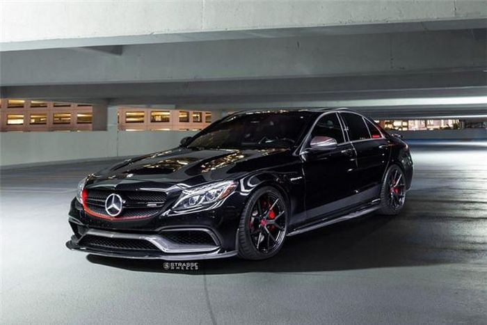  Tên gọi của bộ bánh này là SMR5 Deep Concave, với kích thước trước và sau lần lượt là 19x8.5 và 19x10. Các chi tiết vành cũng được nhà độ chăm chút với các thanh nan carbon đen hình “xương cây” tinh tế. 