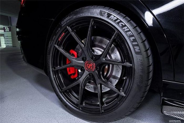  Về nhân vật chính, phiên bản Mercedes-AMG C63 S đặc biệtCó thể bạn quan tâm này được độ thêm một bộ mâm đến từ Strasse Wheels – một tùy chọn đắt tiền với thành phần từ sợi carbon. 