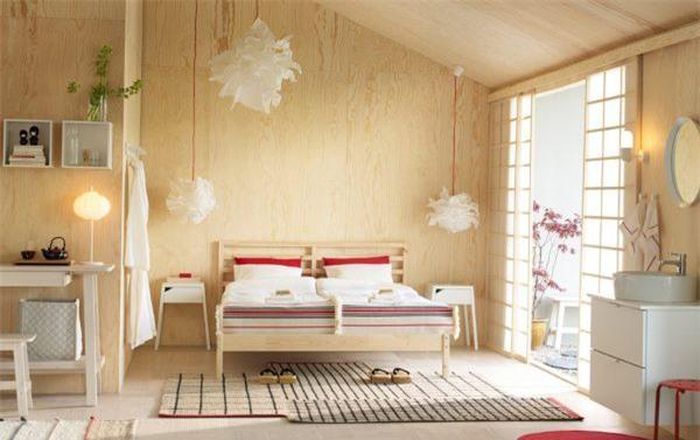  Đèn hình bông tuyết đối lập với bức tường bằng gỗ. 