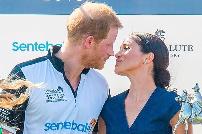 “Trong hình ảnh này, Harry và Meghan đã biến nụ hôn chúc mừng đơn giản thành một khoảnh khắc lãng mạn và thân mật” - James cho biết.