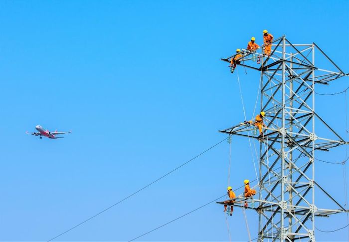Ngành điện không ngừng đầu tư, áp dụng công nghệ trong quản lý vận hành hệ thống lưới điện (công nhân thi công đường dây Phú Bài - Vinh Thanh)