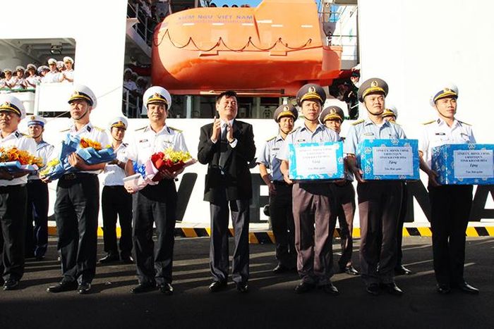  Ông Trần Mạnh Dũng tặng hoa, động viên đoàn công tác trước lúc lên đường. 