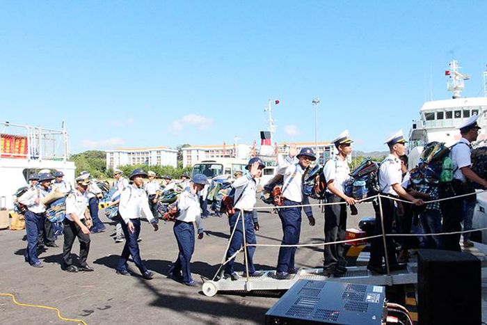  Cán bộ, chiến sĩ lên tàu ra đảo nhận nhiệm vụ. 