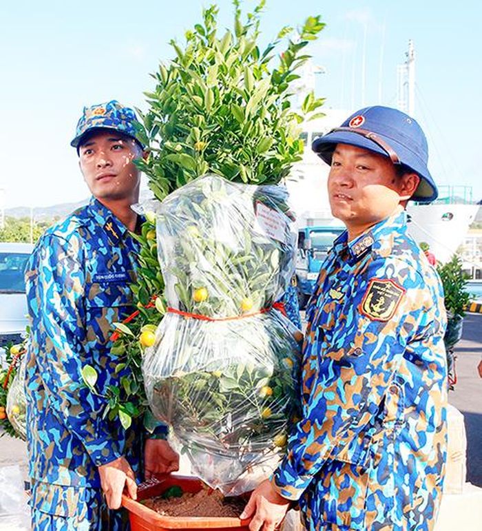  Chuyển quà Tết lên tàu tặng quân, dân Trường Sa. 