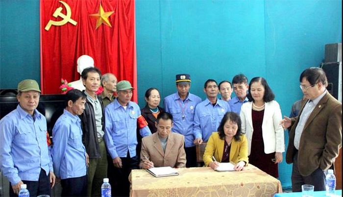 Các hộ dân xã An Tường (thành phố Tuyên Quang) ký cam kết bảo vệ môi trường.