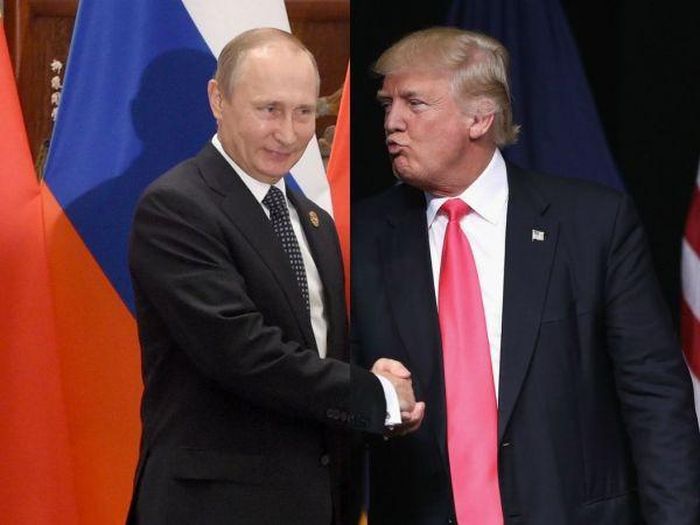 Tổng thống Mỹ Donald Trump (bên phải) và Tổng thống Nga Vladimir Putin