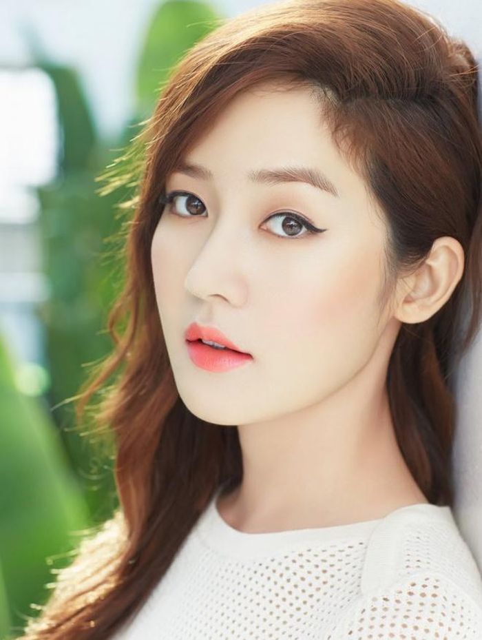 Với bộ hình này, Sung Yuri nhận được không ít lời khen ngợi nhờ biểu cảm đa dạng và gu thời trang đơn giản, tinh tế. Mỗi tạo hình của Yuri đều toát lên sức hút và thần thái của một “nữ thần thế hệ đầu bậc nhất Kbiz”.