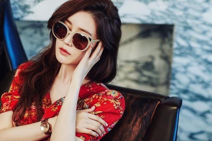 Dù đã kết hôn và ít hoạt động ở showbiz, cái tên Sung Yuri vẫn chưa khi nào giảm nhiệt. Cô vẫn là gương mặt được nhiều thương hiệu săn đón, xuất hiện thường xuyên trên các tạp chí thời trang danh tiếng xứ kim chi. 