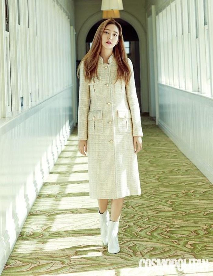 Mỹ nhân 38 tuổi cho thấy vẻ thanh lịch, không kém phần thời thượng với đầm vải tweed cổ điển kết hợp ankle boots. Kiểu trang phục này giúp tôn tên thần thái sang trọng và vóc dáng đáng ngưỡng mộ của nữ idol thế hệ đầu Kpop.
