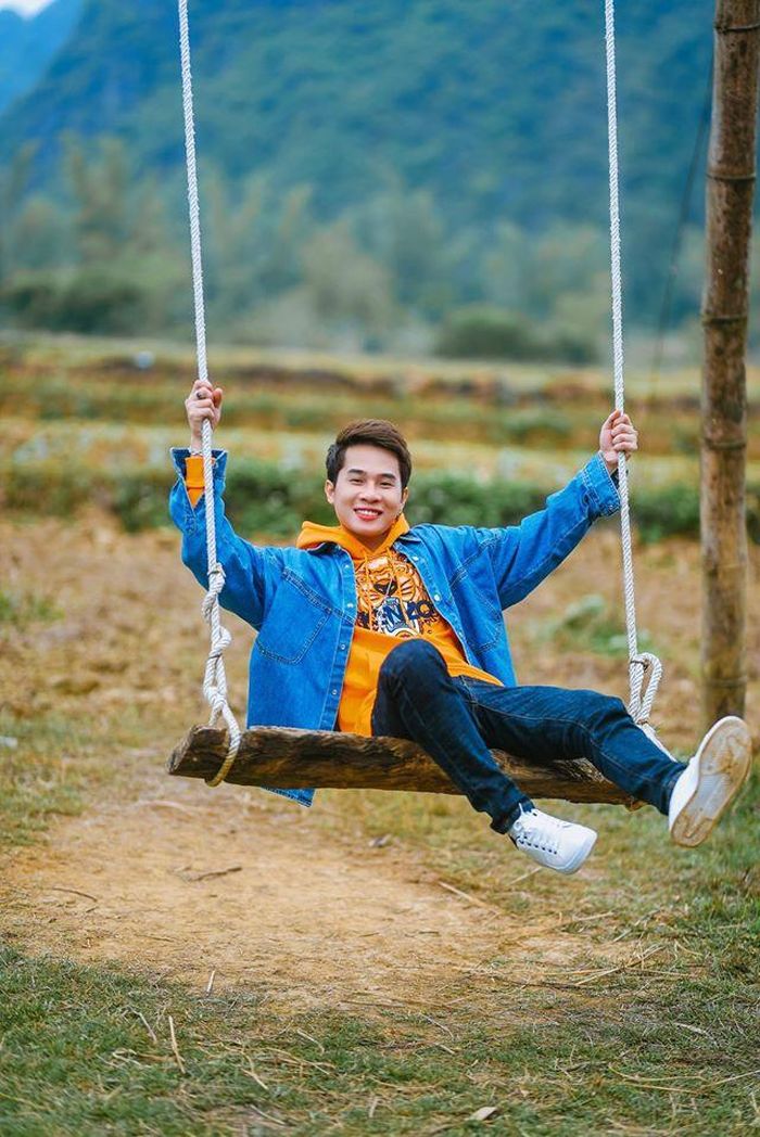  Không chỉ chỉn chu hơn về việc ăn mặc, Jack còn bắt đầu chuộng những món đồ hàng hiệu đắt tiền. Nam ca sĩ trông trẻ trung với bộ cánh màu sắc khi diện hoodie của Kenzo in hình đầu hổ với mức giá khoảng 525 USD. Anh kết hợp hài hòa với chiếc áo khoác denim sắc xanh sáng cùng quần jeans sậm màu và cân bằng tổng thể thông qua đôi sneakers trắng. 