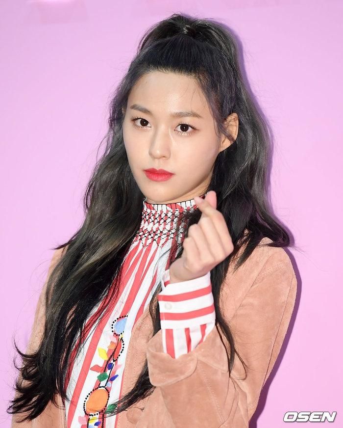 Seolhyun vốn là một trong những gương mặt nổi tiếng nhờ nhan sắc. Tuy nhiên, thời gian qua, cô mờ nhạt giữa dàn mỹ nhân Kpop bởi gần như không tham gia vào các hoạt động giải trí. 