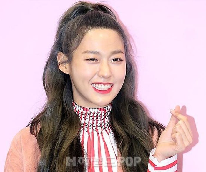 Seolhyun gây ấn tượng với set đồ màu sắc và họa tiết rực rỡ được mix&amp;match độc đáo. Làn da ngăm khỏe khoắn và nụ cười rạng rỡ chính là nét thu hút đặc biệt của thành viên nhóm AOA. 