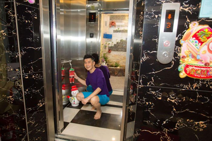 Giọng ca “Dấu yêu” cũng không quên trang trí nhẹ nhàng bên trong thang máy với ông già Noel và ông già tuyết.
