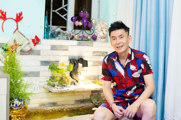 Vì mạng thủy nên ca sĩ bố trí một hồ nước nhỏ ngay trong phòng ngũ vừa hợp phong thủy và vừa tạo độ ẩm làm mát mẻ căn phòng
