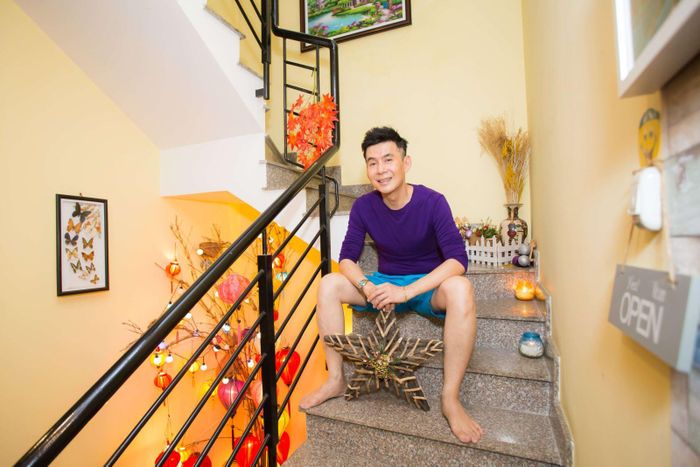 Từng góc cầu thang tại từng tầng lầu đều được Đoan Trường bố trí những điểm nhấn khác nhau