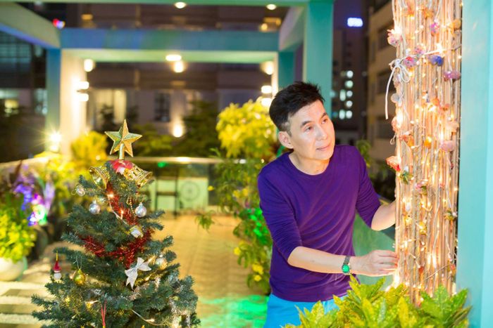 Sân thượng với đầy đủ nhà bếp, phòng tắm, dụng cụ tập thể thao, 3 bàn uống nước được bố trí ở 3 view khác nhau dọc theo hồ cá dài 15m. Đây là nơi họp mặt bạn bè trong những dịp cuối tuần hay lễ, tết