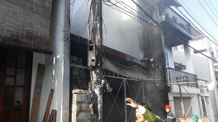 Cột điện gây ra hỏa hoạn.