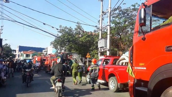 Cảnh sát PCCC đã cử hàng chục cán bộ và nhiều phương tiện đến chữa cháy.