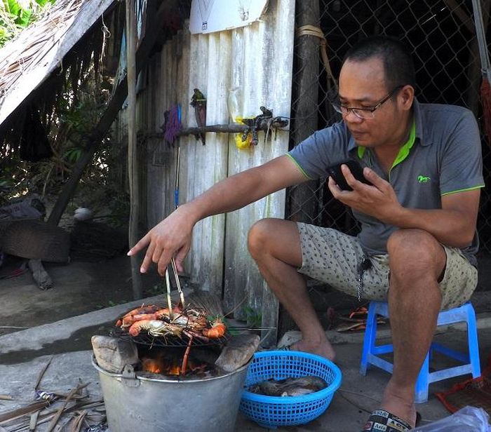 Nhà nông Cà Mau “tự thưởng” món tôm càng xanh sau gần nửa ngày thu hoạch mệt nhọc.