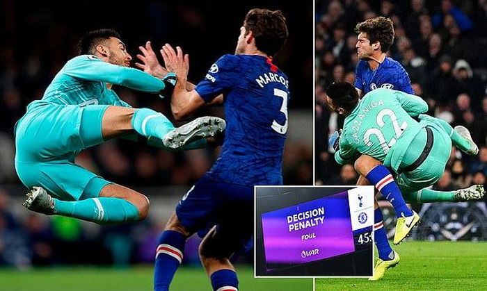 Pha phạm lỗi của thủ thành Paulo Gazzaniga với Marcos Alonso, dẫn tới quả phạt đền cho Chelsea sau khi trọng tài chính tham khảo VAR. Ảnh: Dailymail