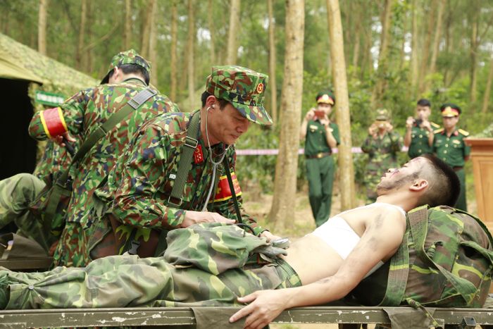  Các chiến sĩ áo trắng Bệnh viện TƯQĐ 108 diễn tập cứu chữa cơ bản.