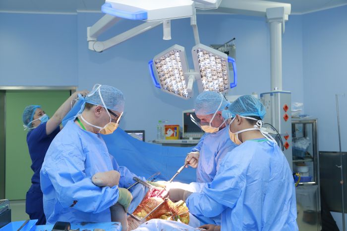  Các thầy thuốc của Bệnh viện TƯQĐ 108 và Tổ chức Operation Walk Ireland phẫu thuật thay khớp gối miễn phí cho bệnh nhân.