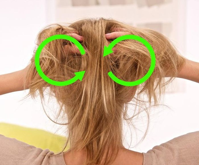 Massage nhẹ da đầu bằng dầu trước khi gội: Một nghiên cứu cho thấy mát xa da đầu có thể giúp tóc mọc và làm dày tóc. Massage giúp lưu thông máu. Hãy thử nhẹ nhàng mát xa da đầu theo chuyển động tròn trước khi gội đầu. Sử dụng dầu điều trị tóc rụng hoặc một vài giọt dầu dừa, rất tốt cho tóc xoăn và hư tổn.