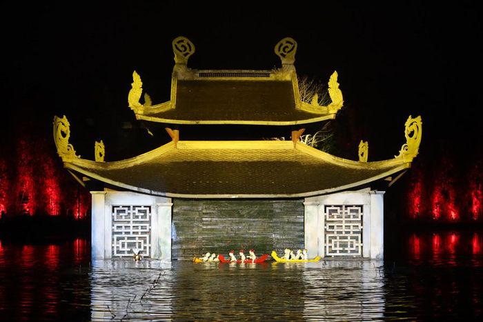 Điểm cuối trong hành trình khám phá giao thoa văn hóa tại đây, thực khách sẽ được tìm hiểu về Bảo tàng rối nước và thưởng thức những trích đoạn rối rước nổi tiếng trên sân khấu mặt nước Tinh Hoa Bắc Bộ. Múa rối có ở nhiều quốc gia trên thế giới, nhưng múa rối nước thì chỉ duy nhất có ở Việt Nam. Có nhiều câu chuyện nói về nguồn gốc của nghề múa rối nước nhưng đối với những người con của vùng đất chùa Thầy nơi đây thì ông tổ của nghề múa rối nước chính là thiền sư Từ Đạo Hạnh - người đã sáng lập nên chùa Thầy. 